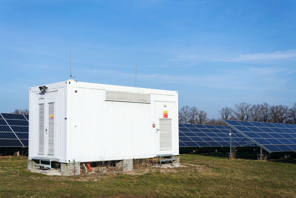 Aurinkoenergia ja akut – tulevaisuuden sähköjärjestelmän tasapainottajat