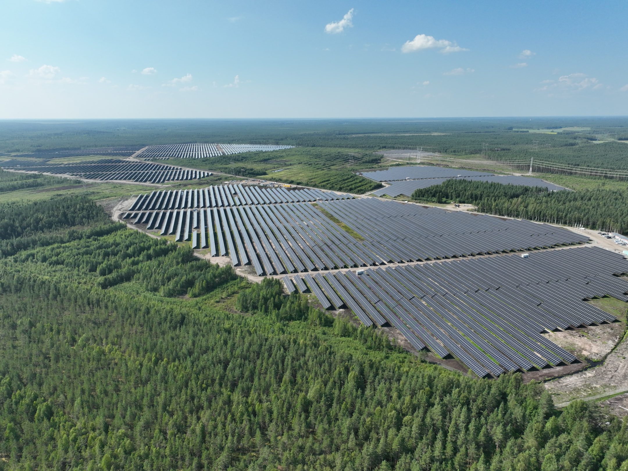 Isosuon aurinkopuisto avataan tänään Utajärvellä – Turvetuotanto vaihtui aurinkovoimaan